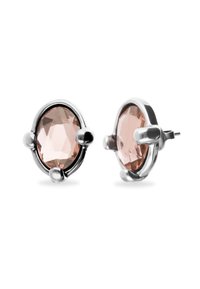 Piedras facetadas de color rosa en monturas de metal tono plata, con forma ovalada y detalles redondeados, cierre trasero de presión.