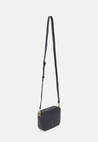 Borsa a tracolla intrecciata blu navy con tracolla regolabile e zip dorata, esposta su uno sfondo bianco semplice.