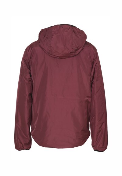 Giubbotto leggero color granata con cappuccio, caratterizzato da una texture liscia e polsini elasticizzati. Il design è privo di tasche frontali e cerniere.