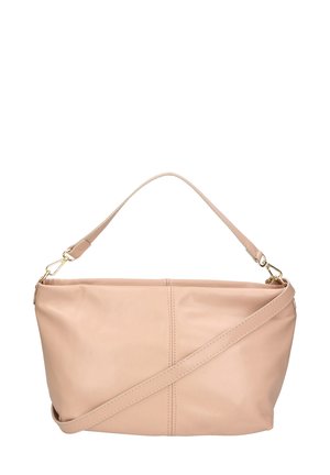 Sac à main en cuir pêche avec un design structuré, une poignée courte et une bandoulière longue et ajustable. Accents en métal doré et détails de couture.