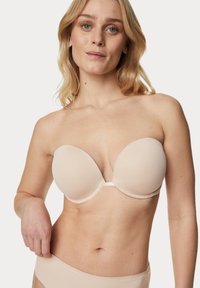 Lichtgewicht, gevormde strapless beha van zachte, nude stof met een gladde textuur. Voorzien van een centrale sluiting voor een veilige pasvorm.
