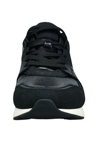 Schwarze Sneaker mit einer Kombination aus Wildleder und glänzendem Synthetikmaterial, ausgestattet mit Schnürsenkeln, einer runden Zehenpartie und einer strukturierten Außensohle.