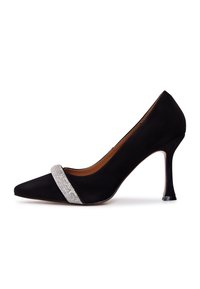Scarpa con tacco alto in suede nero, con punta affusolata e cinturino decorato con strass sulla tomaia. Tacco sottile con una curva unica.