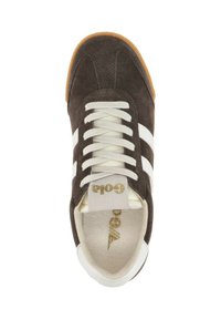 Sneaker in suede marrone con strisce bianche, lacci bianchi e soletta beige con logo dorato sulla linguetta. Suola in gomma.