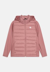 Rosa sportsjakke med en quiltet front, hette og glatte ermer. Teksturert isolasjonsdetalj og en liten logo på brystet.