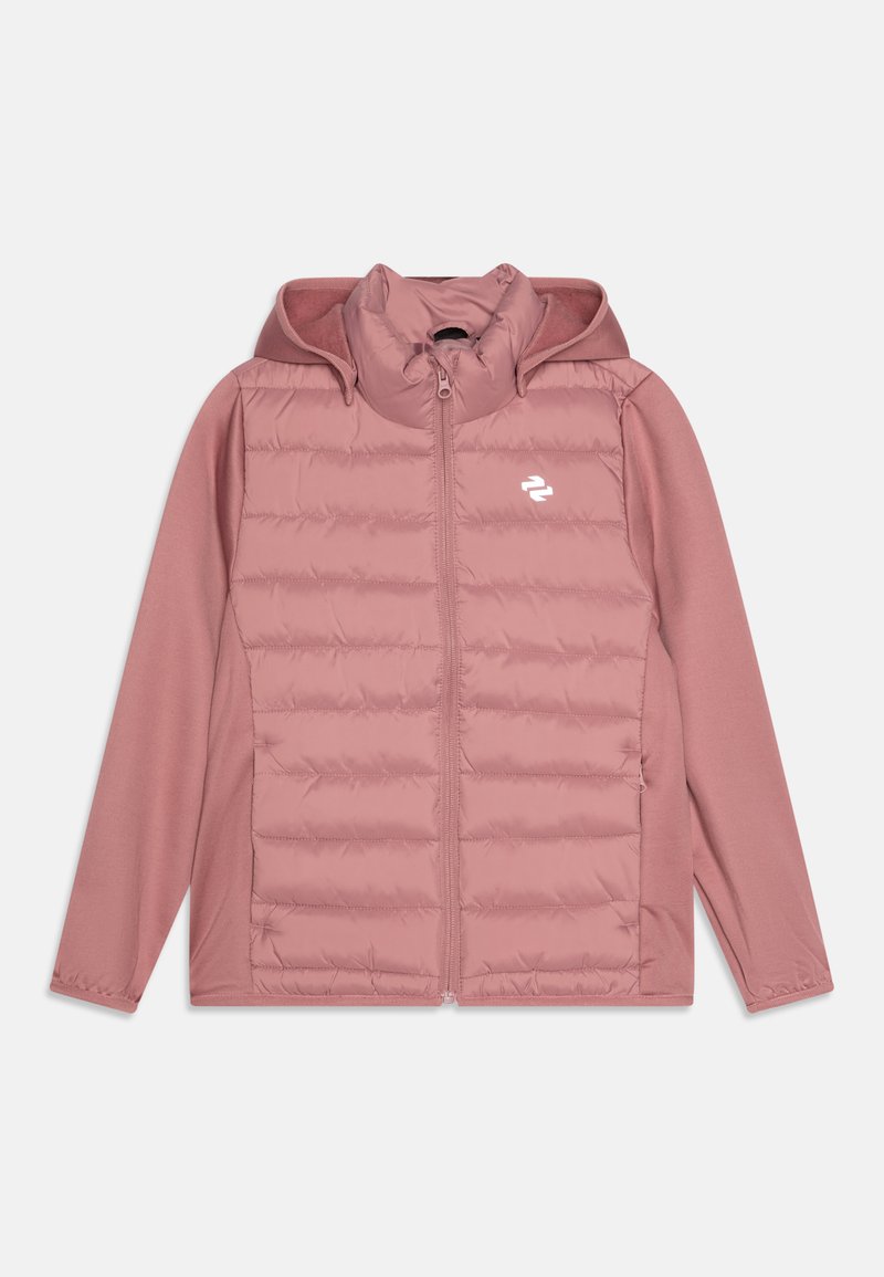 Rosa sportsjakke med en quiltet front, hette og glatte ermer. Teksturert isolasjonsdetalj og en liten logo på brystet.