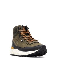 Bota de senderismo verde oliva con parte superior de ante y textil, suela de goma, detalles en negro y entresuela moteada en marrón. Presenta un diseño de cordones.