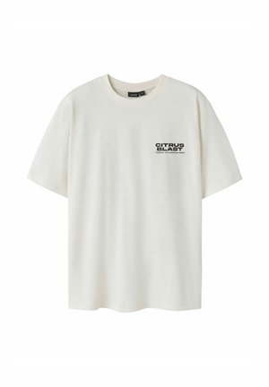 T-shirt bianca a maniche corte con collo rotondo e piccolo testo nero "CITRUS BLAST" sul petto sinistro.