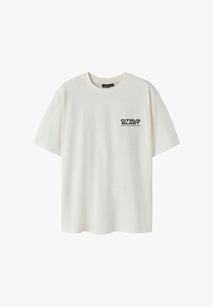 Hvid T-shirt med korte ærmer, rund hals og lille sort tekst "CITRUS BLAST" på venstre bryst.