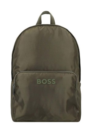 Sac à dos vert olive avec une poche à fermeture éclair à l'avant portant le mot BOSS en lettres vertes assorties, et une poignée de transport supérieure.