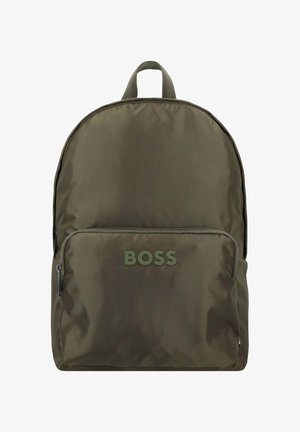 Olivgrüner Rucksack mit einer vorderen Reißverschlusstasche mit dem Schriftzug BOSS in passenden grünen Buchstaben und einem oberen Tragegriff.