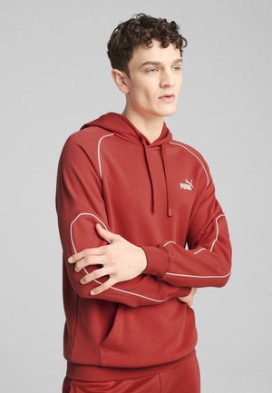 Mörkröd hoodie med dragsko och vit kantning. Har en liten logotyp på bröstet och en framficka. Mjuk tyg, avslappnad passform.