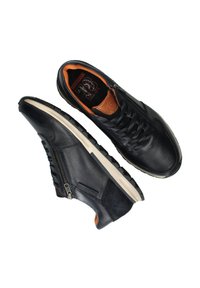 Zwarte leren schoenen met een gestructureerde afwerking, voorzien van een zijrits en veters, contrasterend oranje interieur en een duurzame rubberen zool.