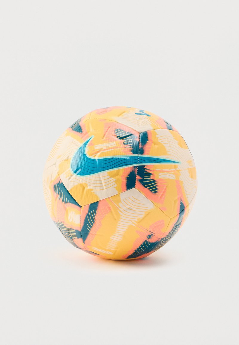Bola de futebol Nike amarela com padrões abstratos em azul e preto. Apresenta uma superfície texturizada e um logo Nike azul proeminente.