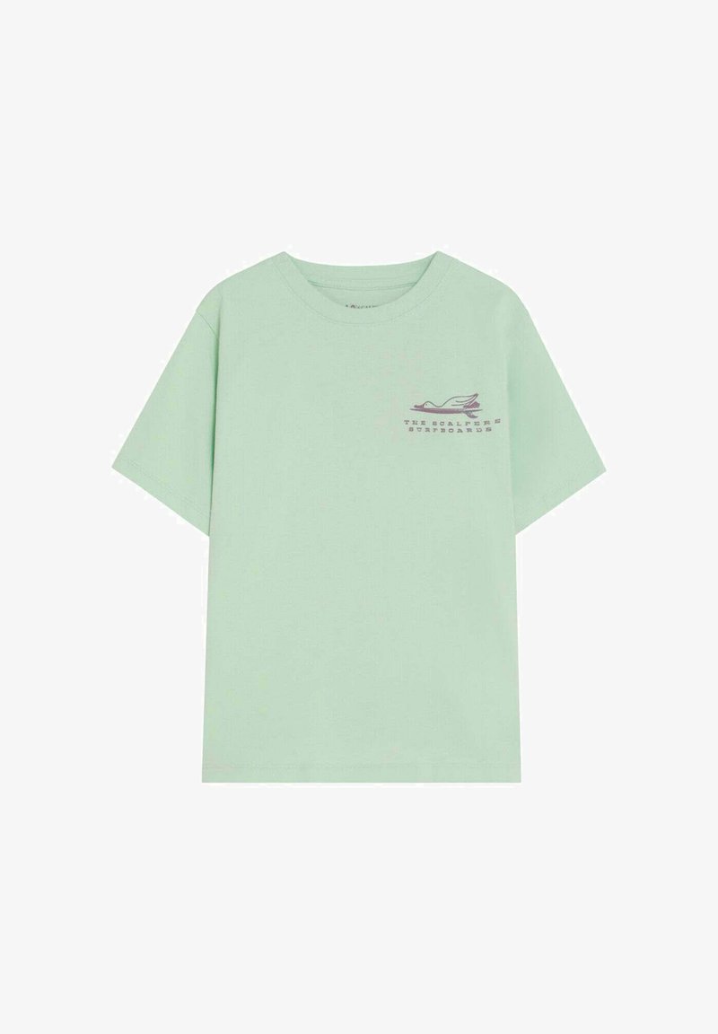 T-shirt vert clair à manches courtes avec un petit motif de planche de surf et de vague de couleur violet foncé sur le haut gauche de la poitrine.