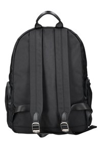 Sac à dos en tissu noir avec une texture lisse, doté de bretelles rembourrées, d'une poignée supérieure et d'accents en métal. Design simple et fonctionnel.