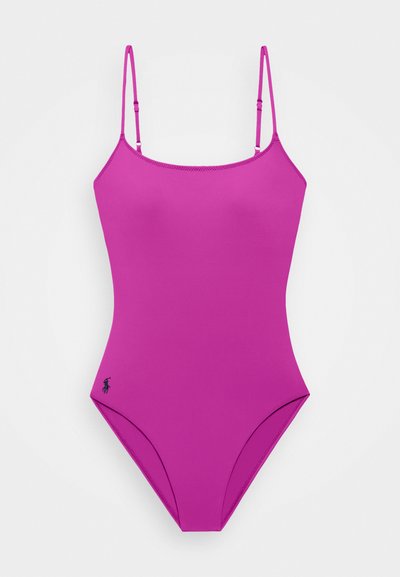 Bañador de una pieza en un vibrante color rosa con tirantes finos ajustables, diseño elegante, costados de corte bajo y un pequeño detalle de logo en la cadera.