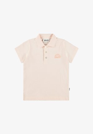 Jasnoróżowa koszulka polo z krótkim rękawem z trzema guzikami, małe logo "UNITY" na lewej piersi oraz etykieta marki "Molo" wewnątrz kołnierzyka.