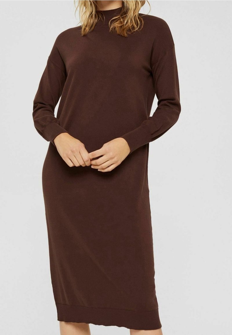 Robe tricotée marron à manches longues, col montant, et coupe droite. Comprend des poignets et un ourlet côtelés pour une texture supplémentaire.