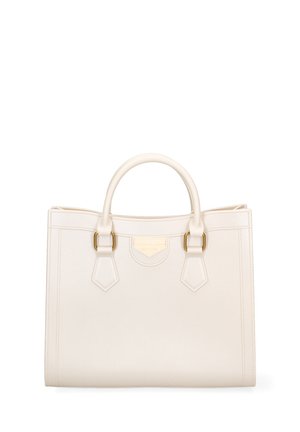 Borsa a mano in pelle crema con doppi manici superiori, hardware dorato, design strutturato e un dettaglio centrale con logo. Texture liscia in tutto.