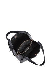 Borsa a tracolla in pelle nera con esterno testurizzato, tasca interna con zip e doppio manico, dotata di chiusura magnetica.