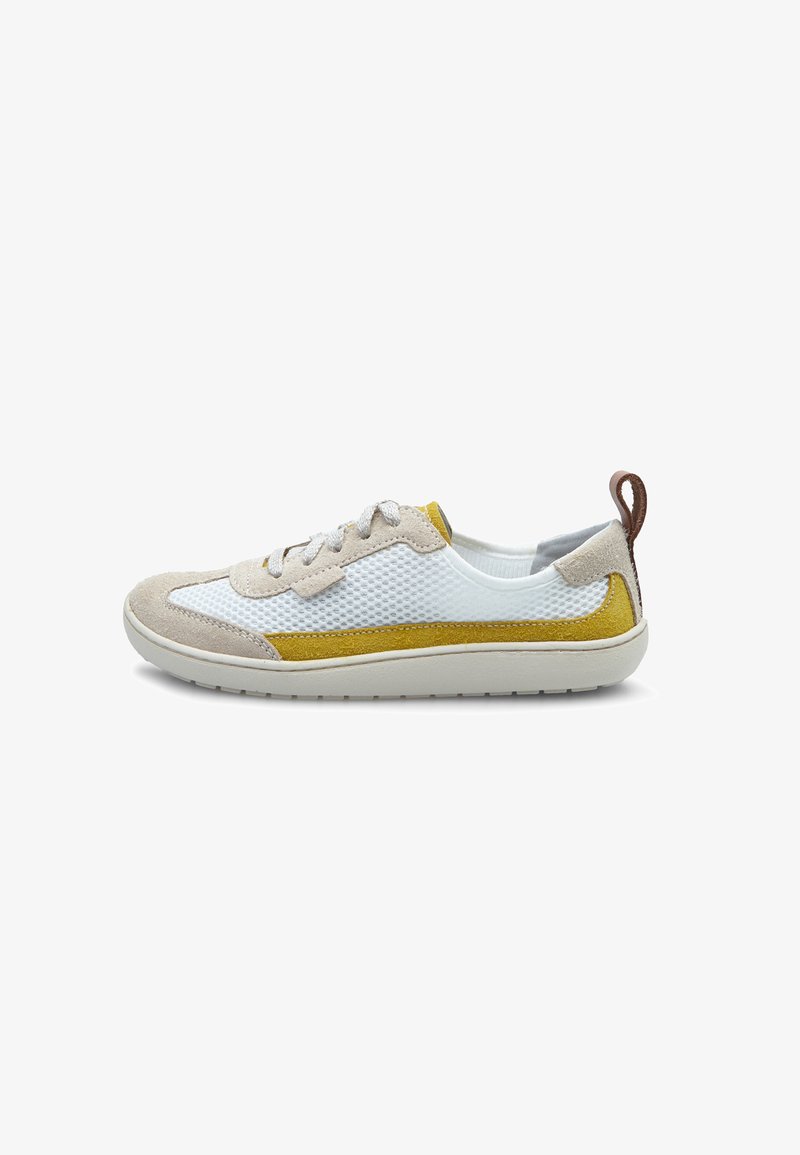 Sneaker leggera con superiore in mesh bianco, dettagli in suede beige, pannello laterale giallo, lacci grigi e un pull tab marrone al tallone.