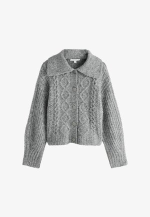 Grå stickad kofta med krage, knäppning framtill och strukturerad kabelstickad mönster på kroppen och ärmarna.