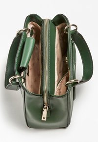 Sac à main en cuir vert avec quincaillerie dorée, fermeture à double zip et doublure intérieure rose pâle avec un motif subtil.