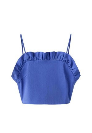 Top corto azul tipo camisola con escote fruncido y finas tirantes dobles en un fondo blanco.