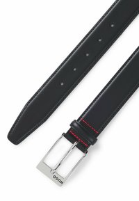 Zwarte leren riem met een gladde afwerking, zilveren rechthoekige gesp, rode stiksels als accenten en vijf verstelgaten.