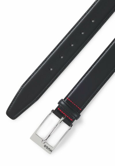 Ceinture en cuir noir avec une finition lisse, boucle rectangulaire en argent, accents de couture rouge et cinq trous d'ajustement.