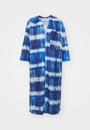 Niebiesko-biały kimono tie-dye, do kolan, z przednią kieszenią i szerokimi rękawami. Wykonane z lekkiego materiału o miękkiej fakturze.