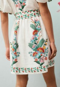 Next REGULAR FIT - PUFF SLEEVE TIE WAIST MINI  - Košilové šaty - white floral print placement