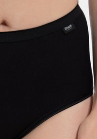Zwarte high-waisted onderbroek gemaakt van een gladde, rekbare stof. Heeft een minimalistisch ontwerp met een klein, ingenaaid label.