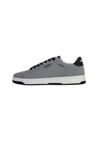 Zapatillas deportivas de lona gris con detalles en negro, suela blanca y diseño con cordones. Presenta un logo y detalles de costura en el costado.
