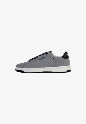 Grijze canvas sportschoenen met zwarte accenten, witte zool en vetersluiting. Bevat logo en stikseldetails aan de zijkant.