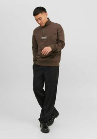 Jack & Jones JORVESTERBRO QUARTER ZIP - Felpa - chocolate brown
