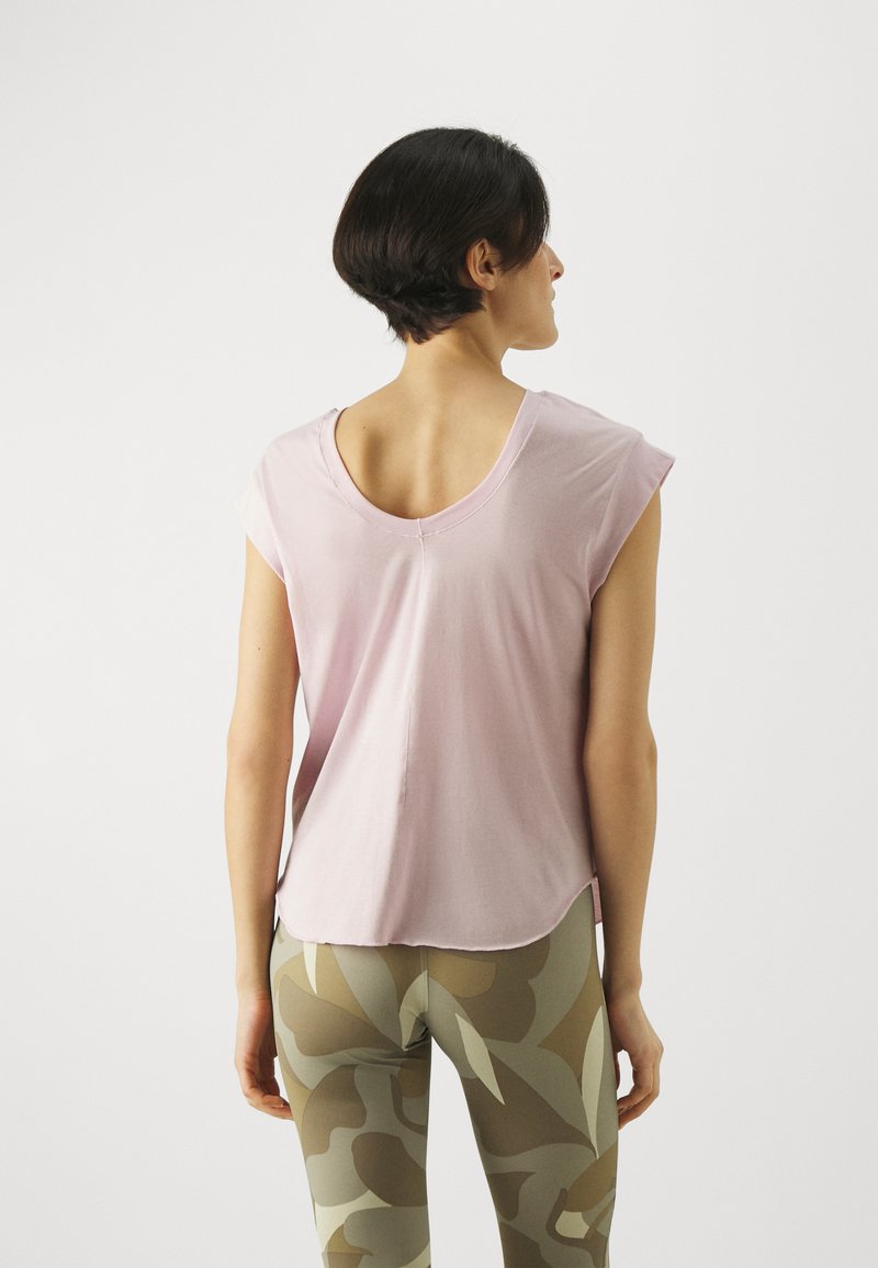 Puma STUDIO FOUNDATIONS TEE - Sportovní tričko - grape mist