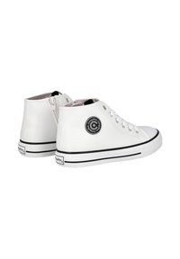 Zapatillas altas blancas con acentos negros, con una textura sintética suave, ojales redondeados y un parche de logo en el lateral.