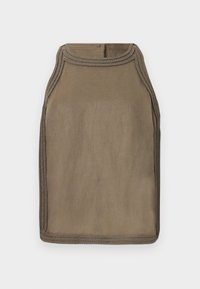 Αμάνικο τοπ ελιάς από λινό με πλεξιμάδα κατά μήκος του λαιμού, των μασχάλων και του τελειώματος, κλείνει με κουμπί στο πίσω μέρος του γιακά.