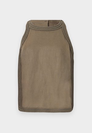 Top sans manches en lin vert olive avec bordure tressée le long de l'encolure, des emmanchures et de l'ourlet, fermeture par un bouton au col arrière.