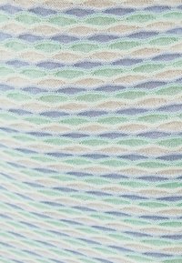 Tissu tricoté affichant un motif ondulant dans des teintes pastel de vert, bleu et crème. Matériau texturé et léger.