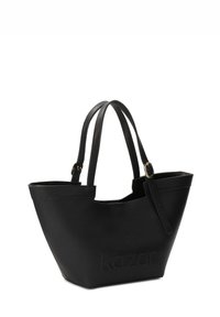 Borsa tote nera in pelle con design affusolato, logo impresso, manici doppi e texture liscia. Presenta uno stile minimalista.