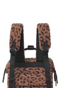 Rugtas met een zachte, bruine leopardprint buitenkant, voorzien van verstelbare, gevoerde schouderbanden en zwarte hardware voor veilige sluiting.