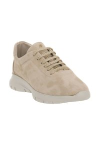 Sneaker in suede beige con finitura testurizzata, punta rotonda e lacci beige. Presenta una suola imbottita e un'etichetta di marca vicino alla linguetta.