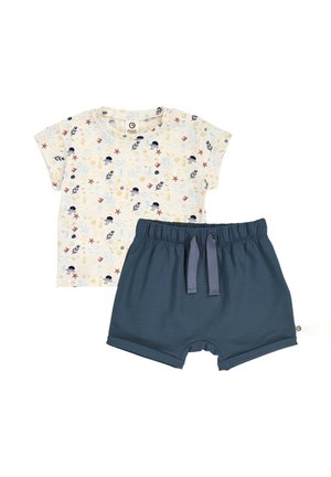 Crèmekleurig peutershirt met korte mouwen en oceaandierenprint en marineblauwe shorts met elastische taille en trekkoord.