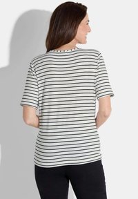 Gestreiftes T-Shirt in Hellgrau und Schwarz, mit kurzen Ärmeln und rundem Halsausschnitt. Glattes Material, lockere Passform, keine sichtbaren Muster oder Texturen.