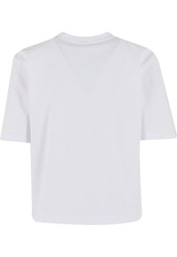 Tricou alb cu mânecă scurtă, guler rotund, croială lejeră, textură netedă, design minimalist, fără modele sau accentuări vizibile.