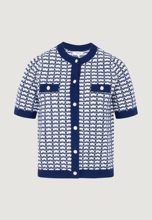 Cardigan a maniche corte in maglia blu navy e bianca, caratterizzato da un motivo a rilievo, due tasche frontali e grandi bottoni bianchi.
