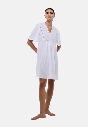 Robe blanche à manches courtes avec décolleté en V et détails de boutons ; présente de subtiles rayures verticales et une coupe décontractée.